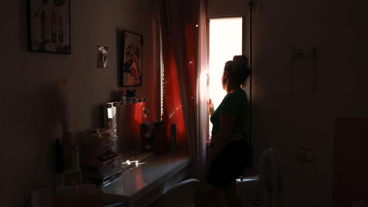 Saray, asomada a una de las ventanas del piso en el que vive desde hace diez años