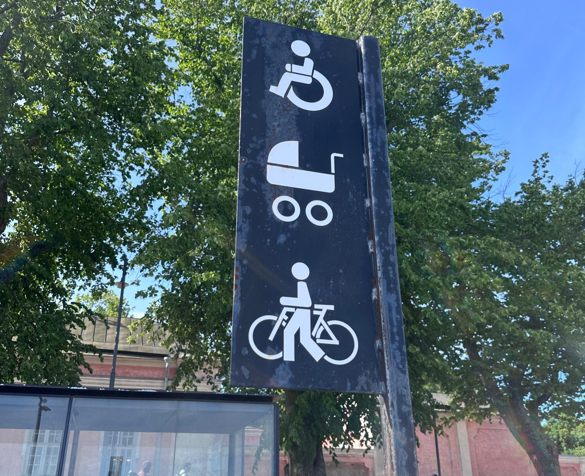 Señalética que indica los colectivos que tienen prioridad en una zona peatonal de Finlandia