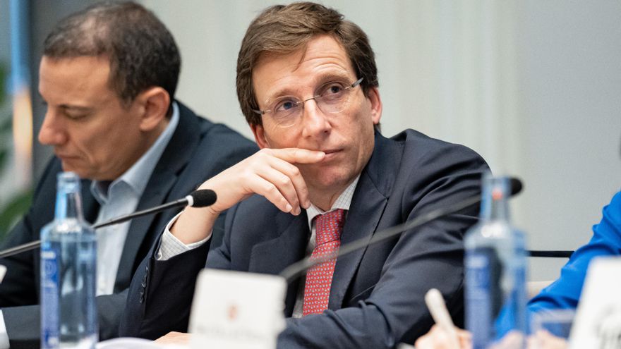 El periodista Álvaro Nieto (i), y el alcalde de Madrid, José Luis Martínez Almeida (d), durante la presentación de la presidenta de la Junta de Extremadura, en el desayuno-coloquio organizado por el Club Siglo XXI