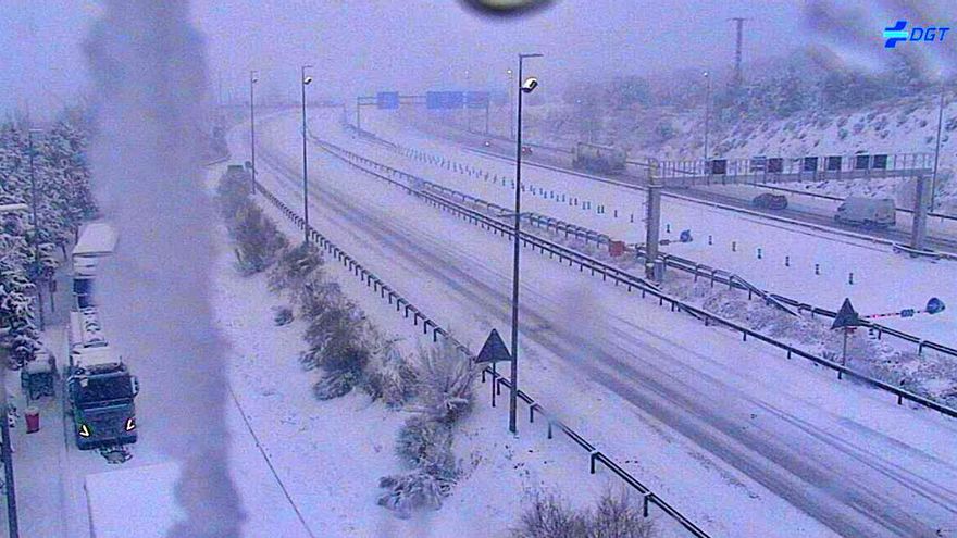 Una gran nevada colapsa el tráfico en la sierra de Madrid: la A-1 y la AP-6 exigen el uso de cadenas