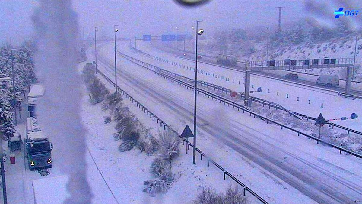 Una gran nevada colapsa el tráfico en la sierra de Madrid: la A-1 y la AP-6 exigen el uso de cadenas