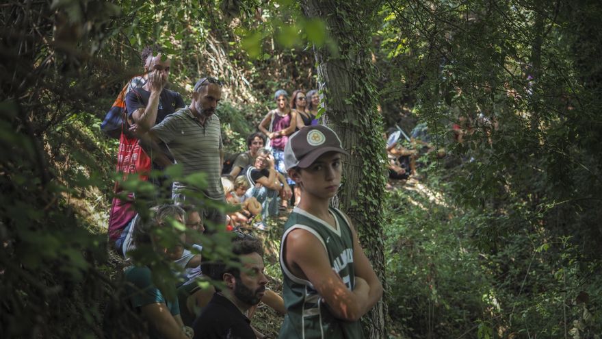 El público en el bosque en un momento de la pieza de Laia Estruch, 'Cotxa'