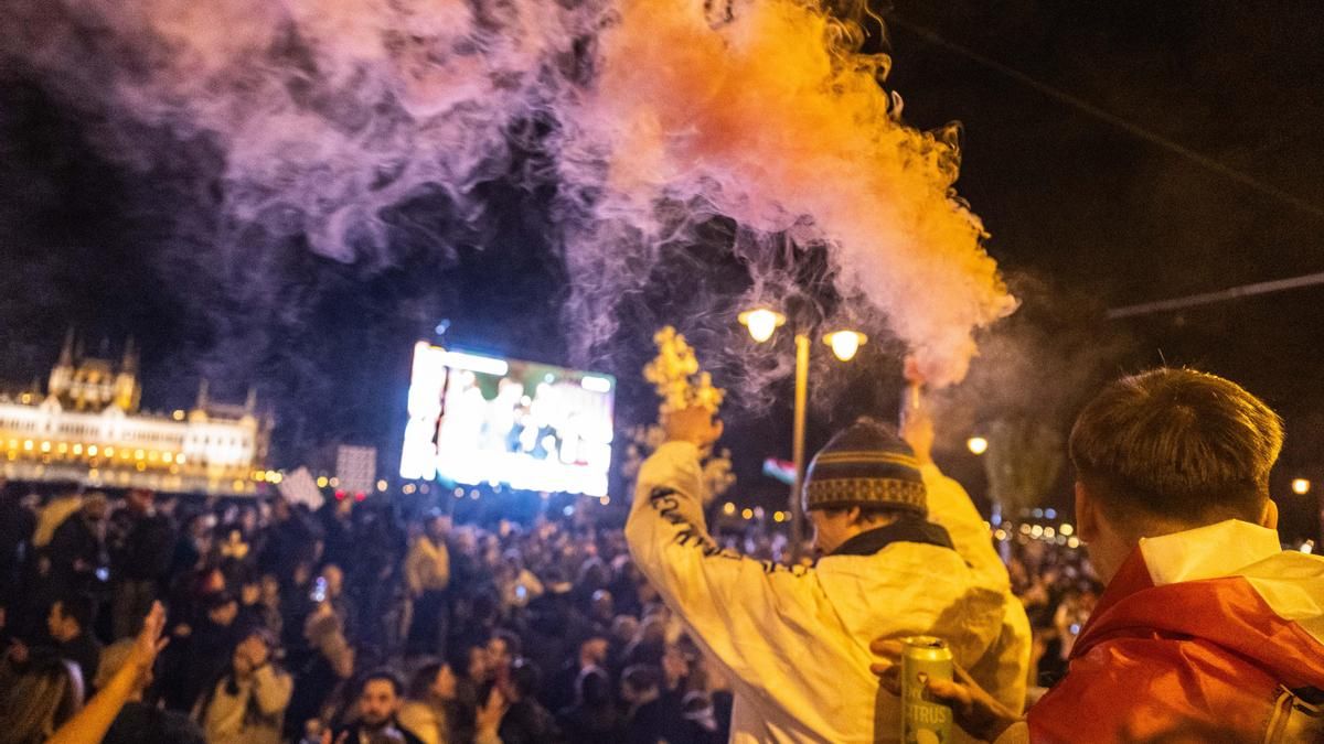 Gente celebrando en Budapest