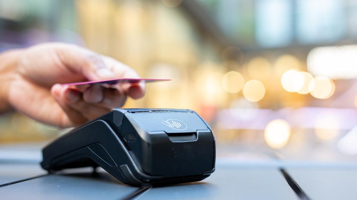 Un pago mediante tarjeta de crédito a través de un datáfono.