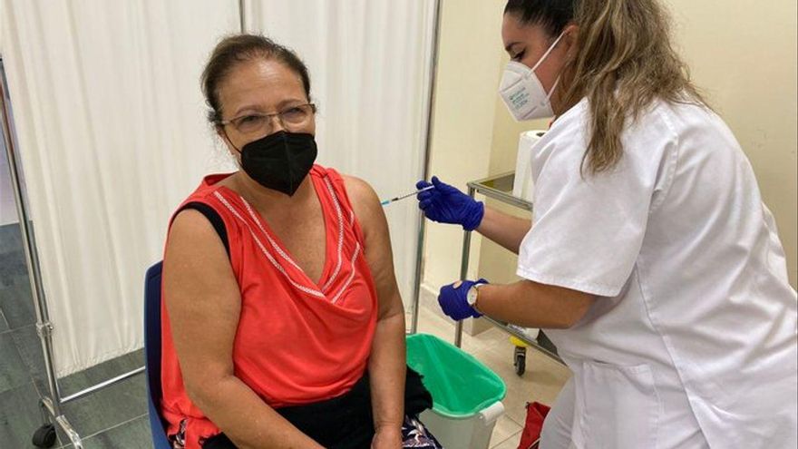 Las personas nacidas entre 1952 y 1955 que no hayan sido vacunadas contra la COVID-19 en Canarias pueden solicitar cita