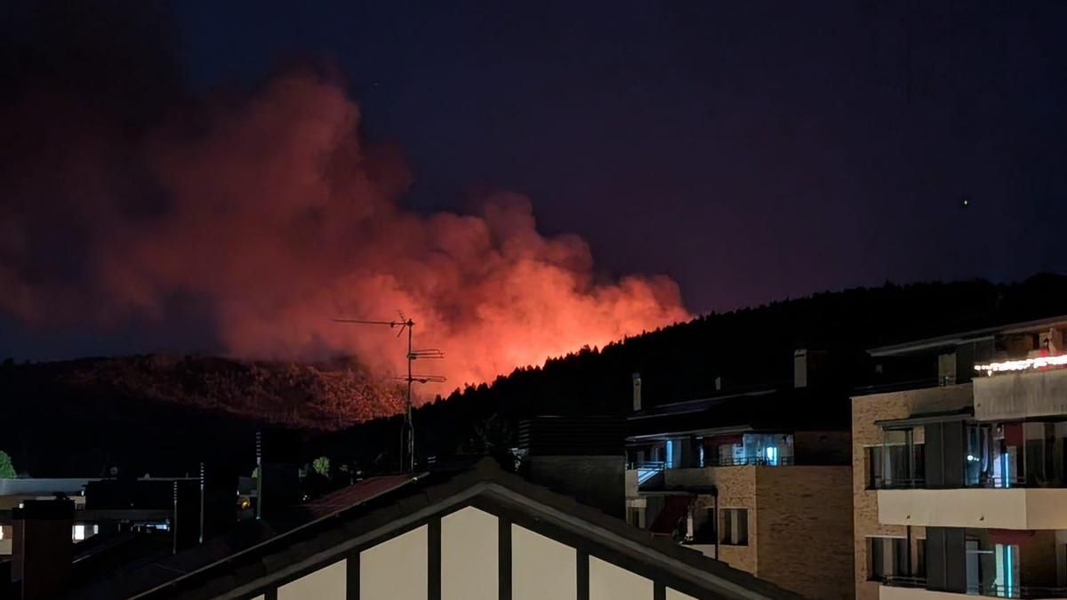 Los Bomberos trabajan de nuevo en el incendio de Derio, cercano al aeropuerto de Loiu, que se ha reavivado