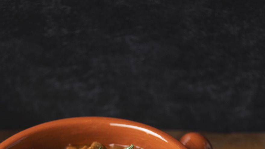 Ollas y sartenes de barro: qué ventajas tiene su uso y algunas ideas de platos para cocinar en ellas