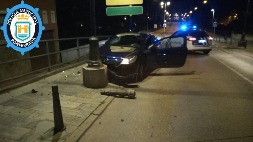 Un conductor empotra su coche contra una farola frente al Castillo de Ponferrada en zona 30.