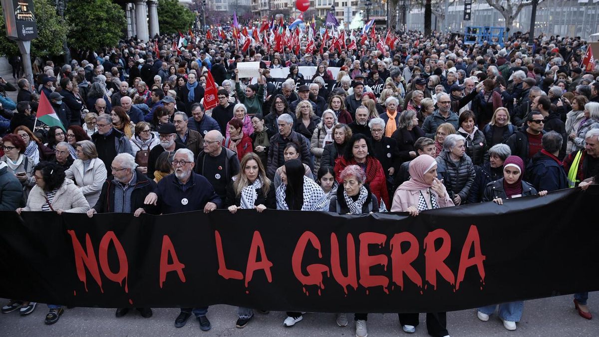 Una manifestación recorre las calles del centro de València con un grito unánime: "No a la guerra"