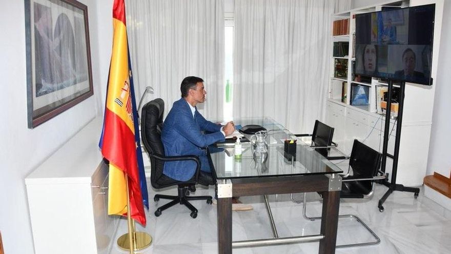 Pedro Sánchez, en videoconferencia con los ministros Albares y Robles
