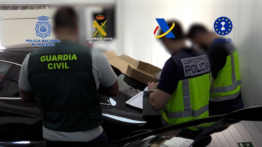Agentes de la Guardia Civil y la Policía Nacional durante la operación.