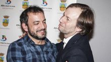 Isidor Mollà (a la derecha) saluda al nuevo alcalde Abel Cardona (Reiniciem Benissa) tras la sesión de investidura del 10 de enero.