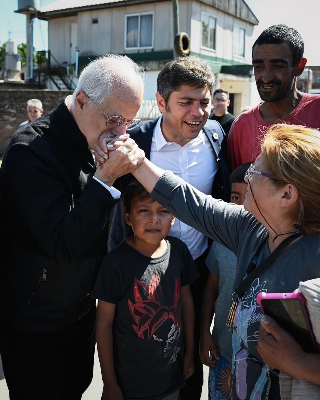 El candidato de Fuerza Patria, Jorge Taiana, junto al gobernador Axel Kicillof.