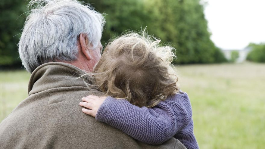 Mi experiencia criando a una niña con un hombre 14 años mayor que yo: recae todo sobre mí, estoy agotada