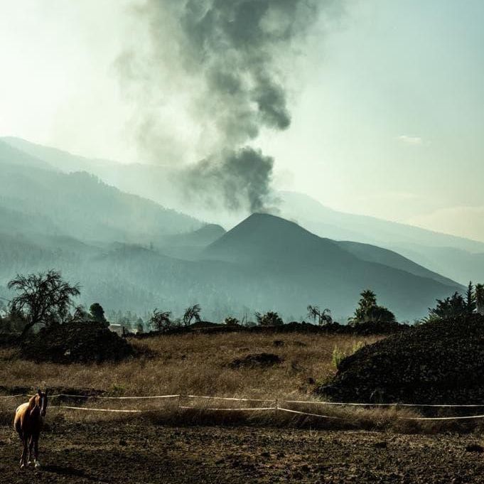 Humaredas tras el freno en la expulsión de magma y cenizas. / FOTO: ANKOR RAMOS