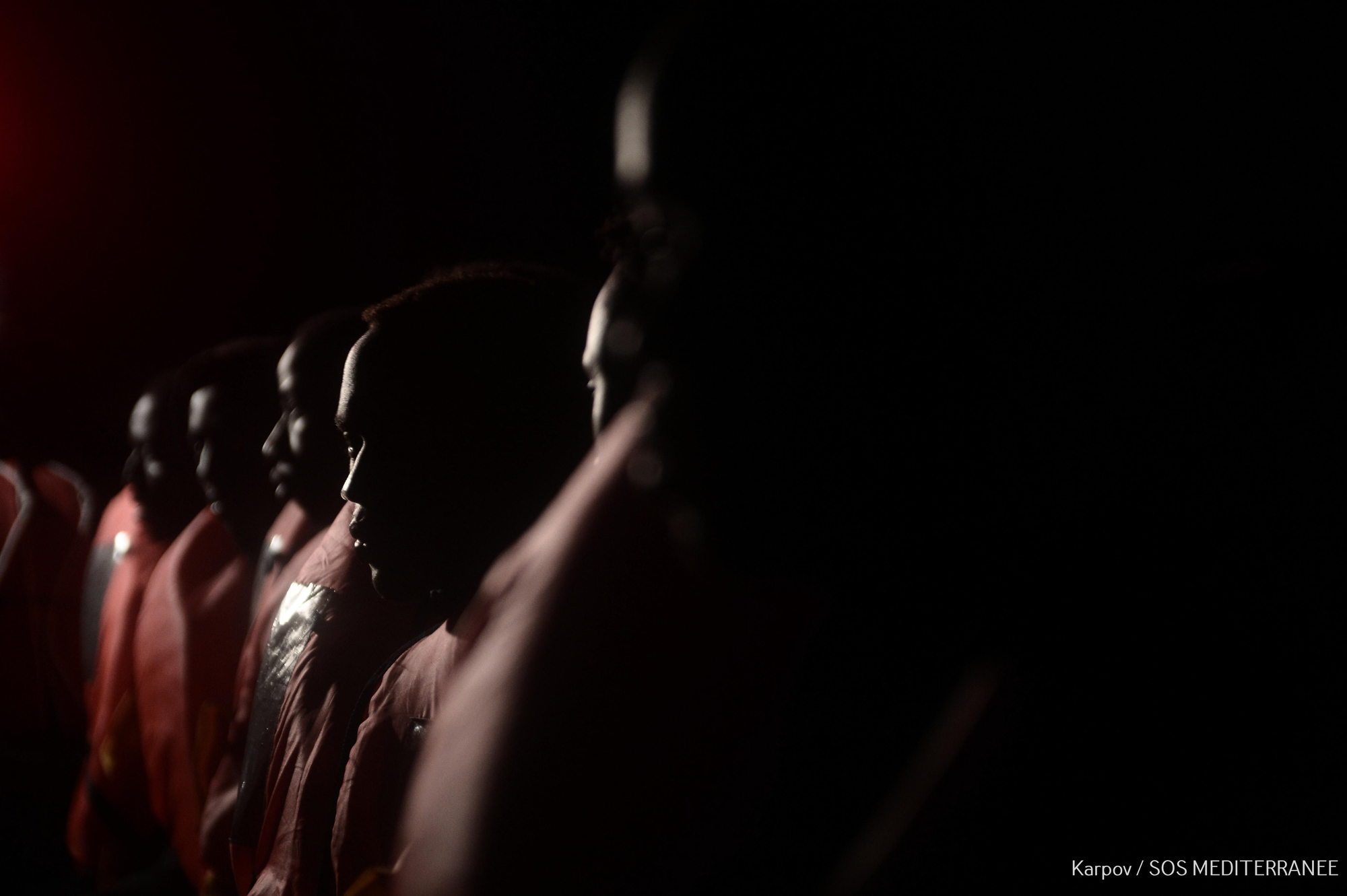 Algunas de las personas rescatadas durante la operación de salvamento que tuvo lugar en la madrugada del pasado domingo 10 de junio. La ONG SOS Méditerranée socorrió a 229 personas, mientras que el resto de migrantes fueron rescatados por la Guardia Costera italiana y barcos mercantes, y después los trasladaron al Aquarius. En total, 629 personas permanecen en el buque operado por SOS Mediterranée y MSF después de que Italia y Malta denegaran el desembarco de la nave en sus puertos. Foto: Karpov / SOS MEDITERRANEE