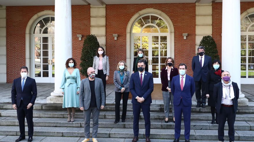 El presidente del Gobierno y gran parte de sus ministros posan en la Moncloa junto a los líderes de las patronales y los sindicatos este 16 de noviembre, que se inicia la mesa de diálogo social para la recuperación.