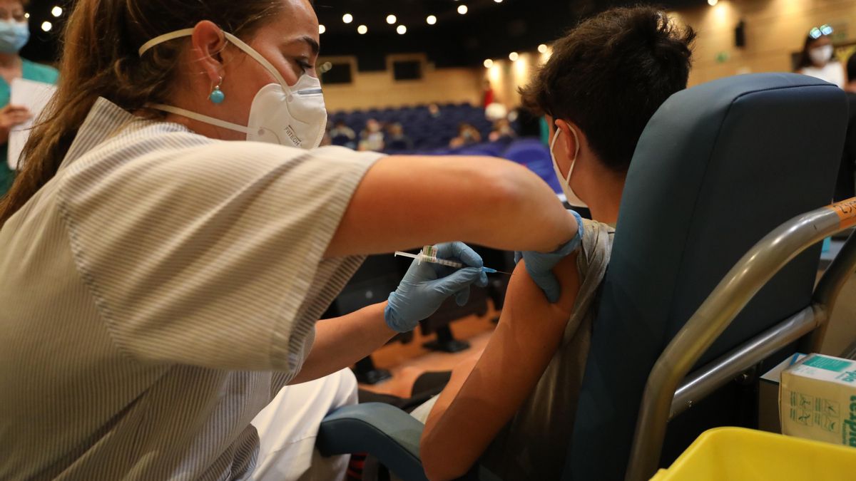 Una sanitaria vacuna a un menor  contra el coronavirus