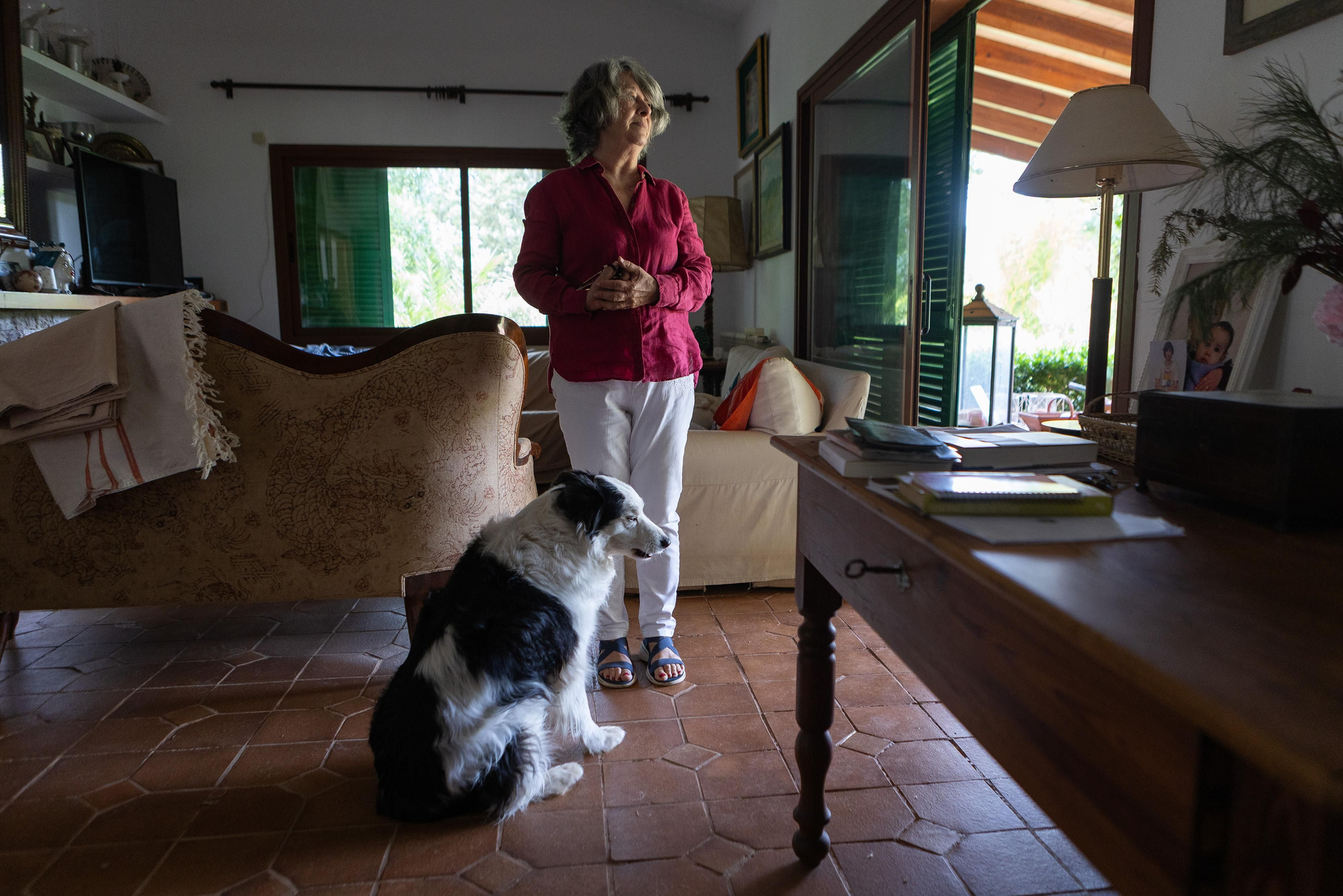 Catalina Moragues, al seu habitatge, al costat d'un dels seus gossos