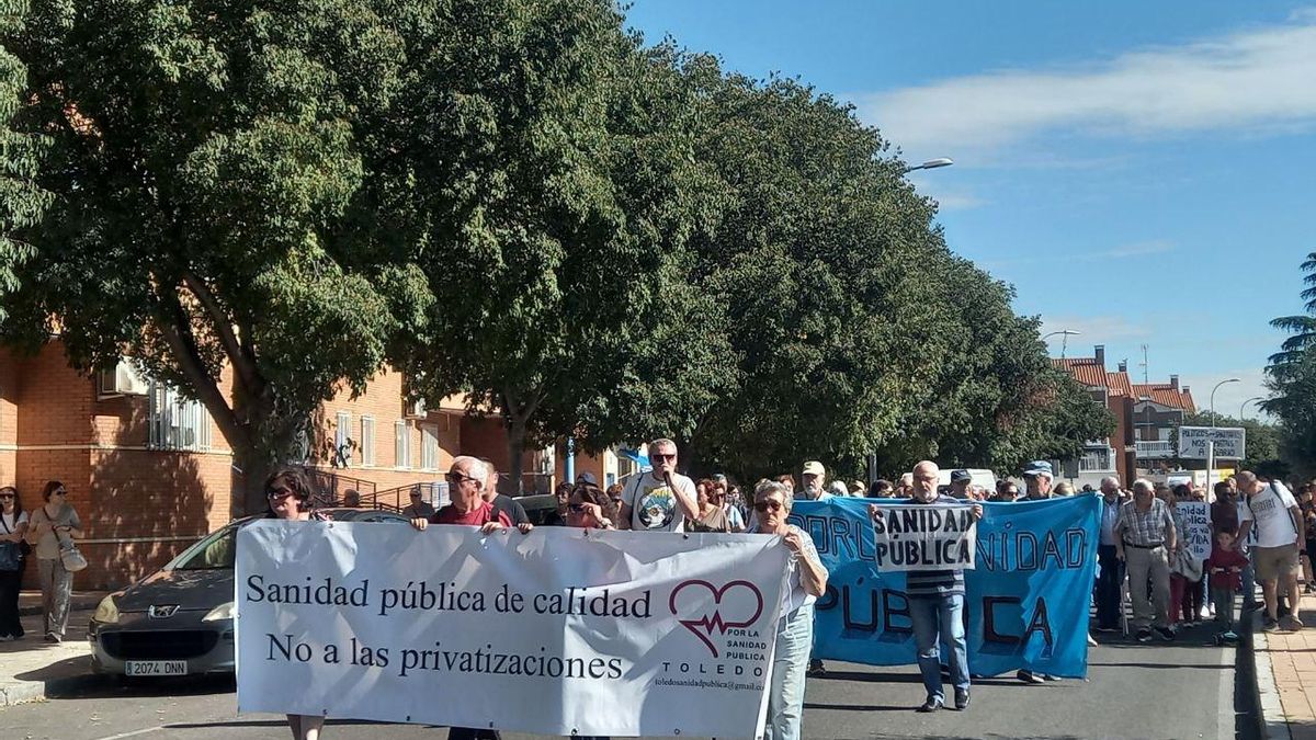 Unas 400 personas claman en Toledo por la Sanidad pública: "Hay una lluvia fina de privatizaciones"