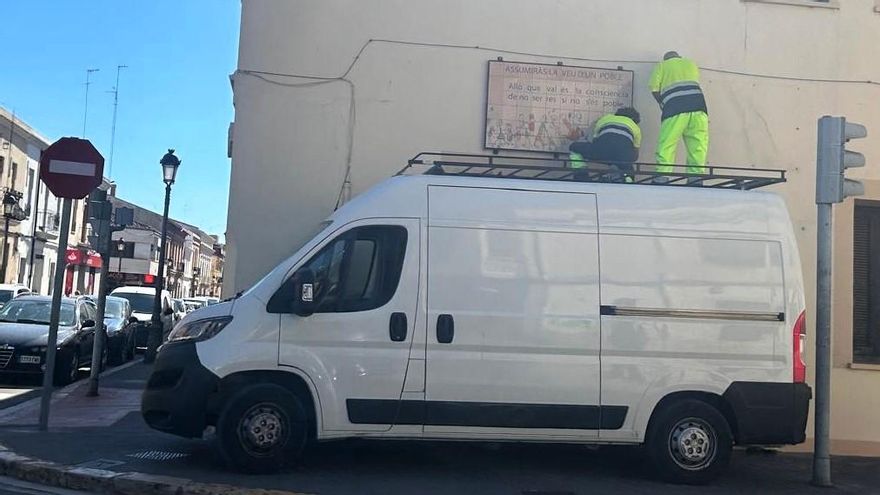 Vox censura en Godella una placa de homenaje a Estellés en un edificio público: "En Bienestar Social nos dedicamos a otras cosas"