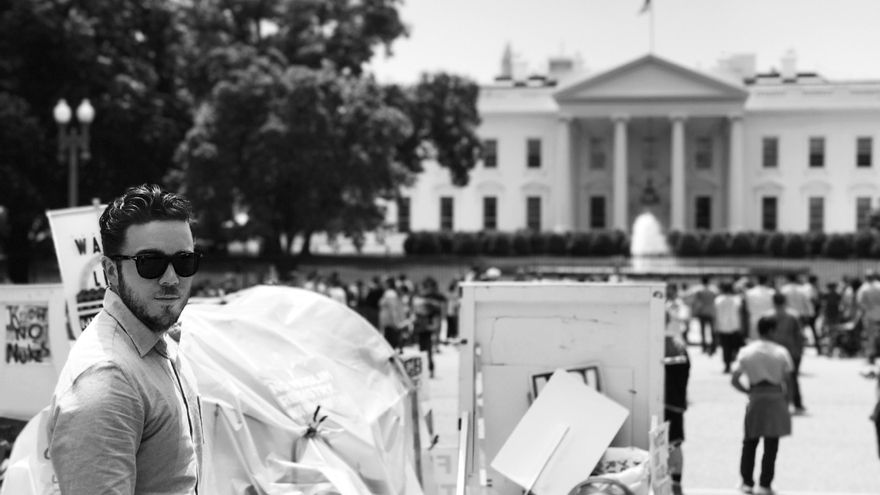 El escritor Carlos Contreras Elvira, frente al Iglú de Conchita con la Casa Blanca al fondo