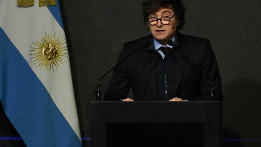 Milei volvió a descartar la devaluación y dijo que la inflación bajó del 17,000% al 8% anual