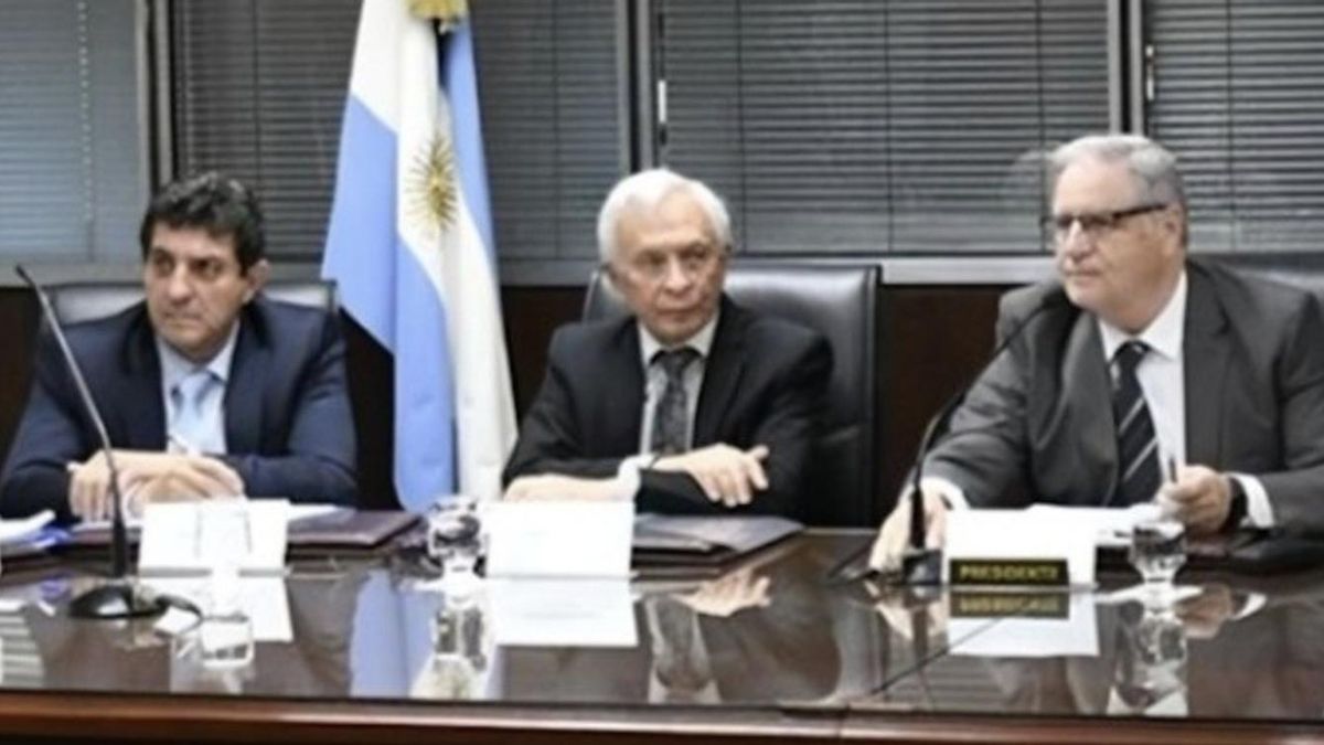 Victor Arturo Pesino (en el centro de la imagen), el juez que falló a favor de la reforma laboral y que ahora es promovido por el ministro de Justicia para seguir como magistrado.