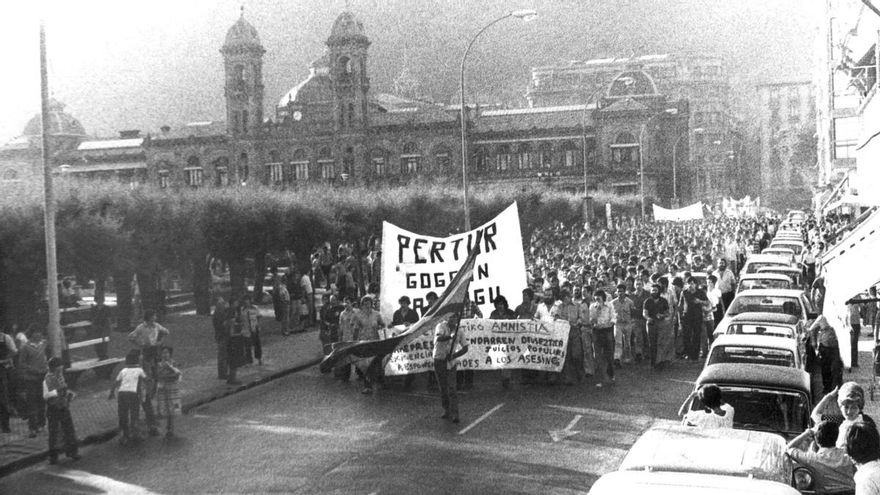 Manifestación en Donostia el 23 de julio de 1977 con motivo del primer aniversario de la desaparición de 'Pertur'