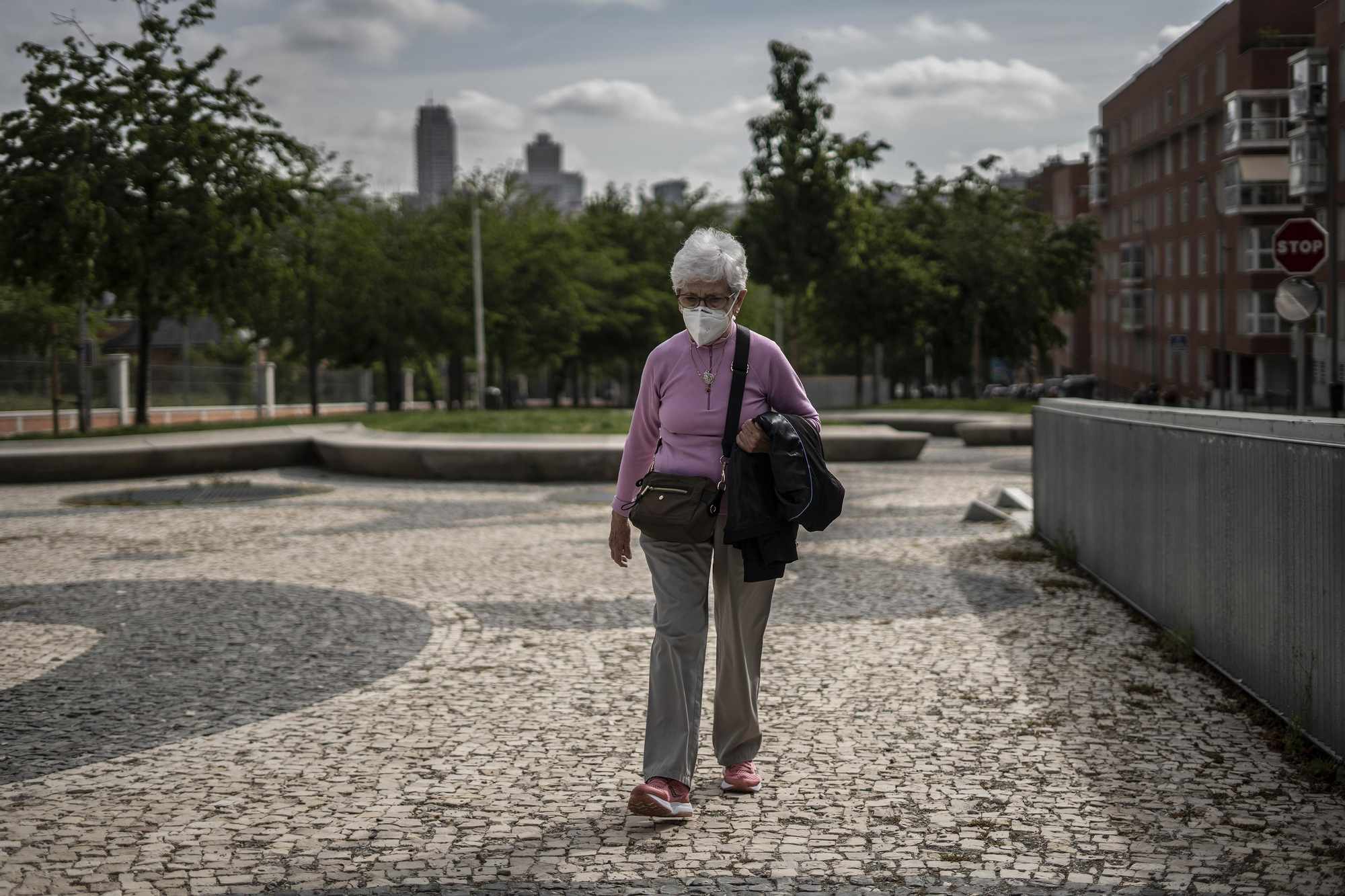 Pilar, de 70 años, paseando por la Avenida de Portugal.