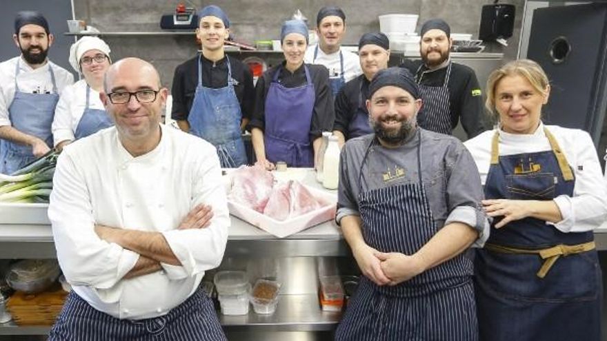 Carlos S. Campillo/ICAL. Juanjo y Yolanda junto al equipo del restaurante Cocinandos. A su lado el jefe de Cocina, Alejandro Cuenca (C).