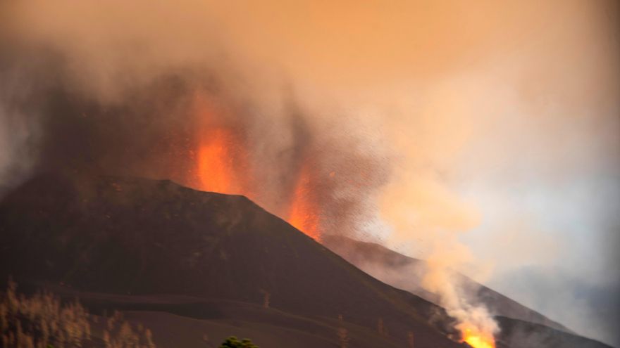 Vista de la erupción en el Volcán Cumbre Vieja de La Palma. EFE/ Miguel Calero