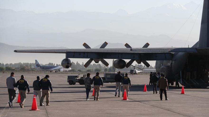 El Gobierno de Chile expulsa en avión a 72 migrantes argentinos y colombianos
