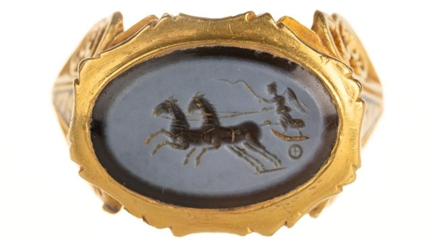 Pensó que era una moneda y acabó encontrando un tesoro: un anillo de oro romano de hace 1.700 años