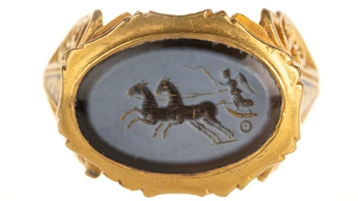 Pensó que era una moneda y acabó encontrando un tesoro: un anillo de oro romano de hace 1.700 años