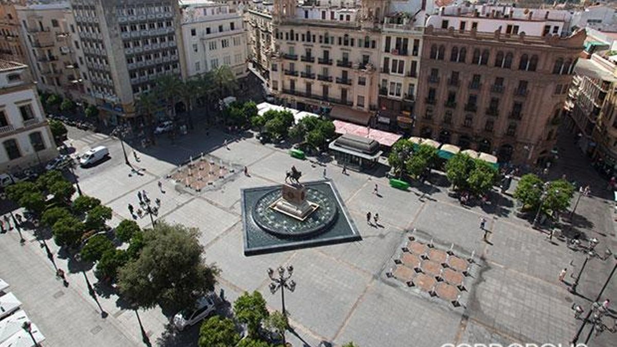 Un cordobés se vuelve viral al meterse en la fuente de Las Tendillas y pedir entrar en un 'reality' de influencers