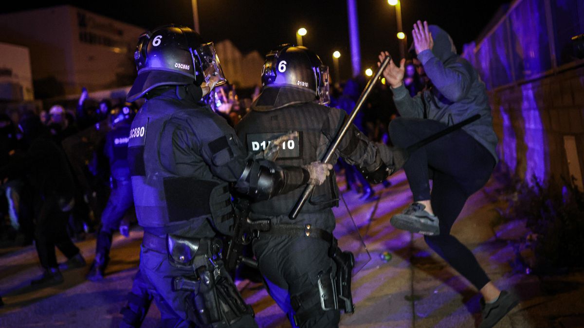 Cargas policiales contra la manifestación antifascista en Sentmenat (Barcelona) contra un acto de Núcleo Nacional