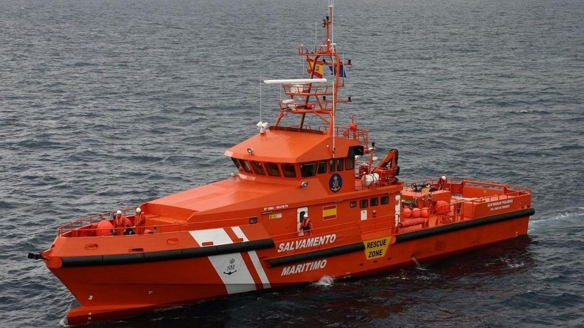 Rescatan cinco cadáveres y otras 53 personas con vida de una patera semihundida en el mar de Alborán