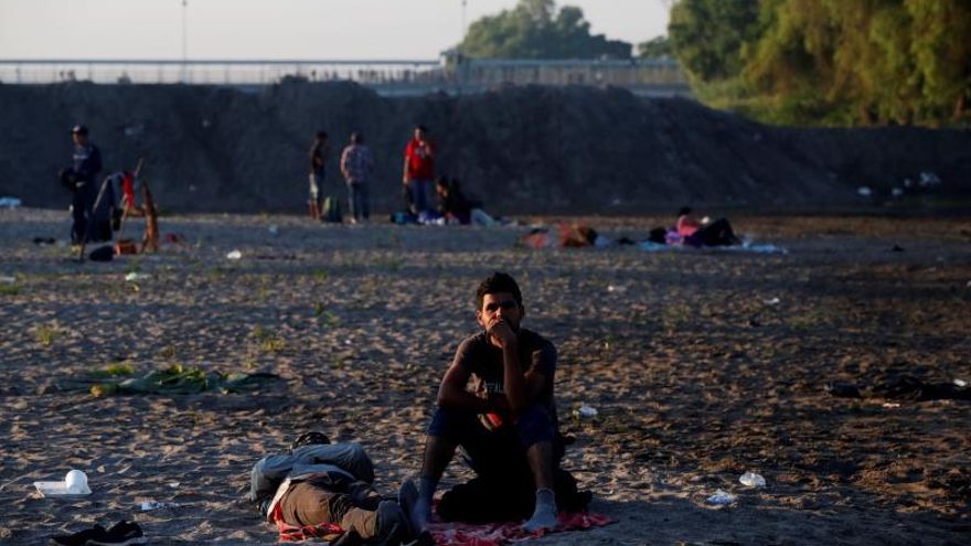 Decenas de personas hondureñas descansan este martes, a las orillas del río Suchíate tras que la Guardia Nacional de México impidiera a migrantes cruzar, en Tecún Umán (Guatemala). Cientos de migrantes cruzaron ayer el río Suchiate, que separa Guatemala de México, a fin de entrar en territorio mexicano ilegalmente luego de que el Gobierno rechazara su solicitud formal para ingresar al país.