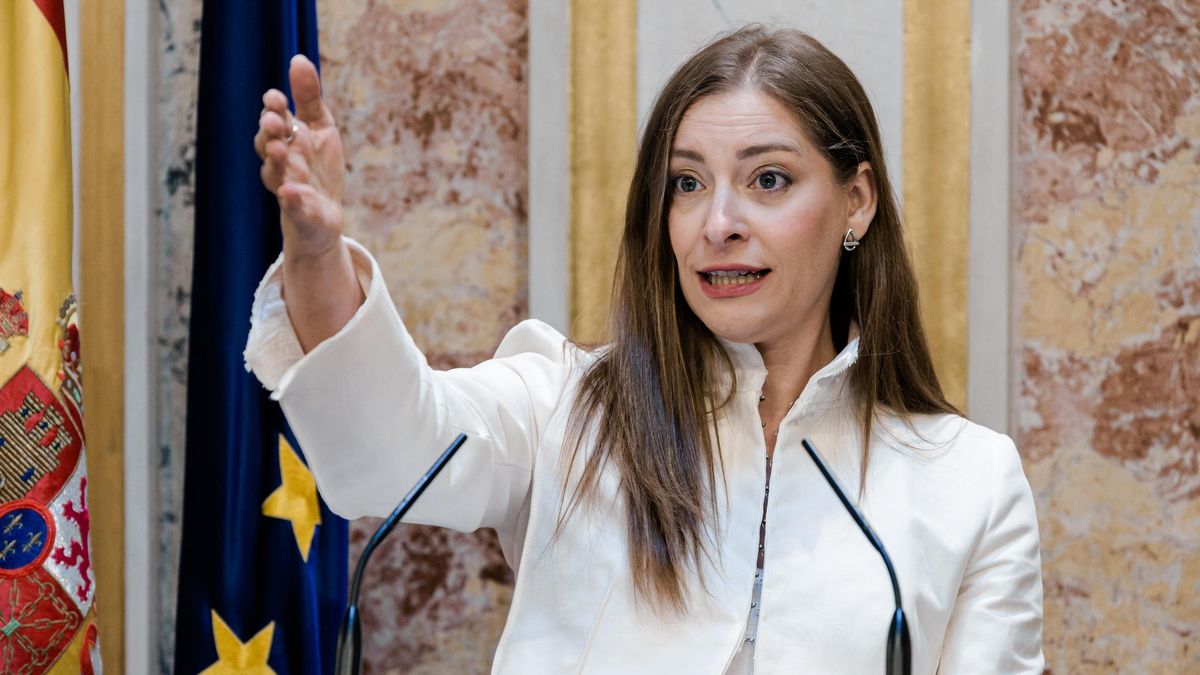 La portavoz del PP en el Congreso, Ester Muñoz, ofrece una rueda de prensa durante una sesión plenaria en el Congreso, a 7 de mayo de 2026, en Madrid (España).