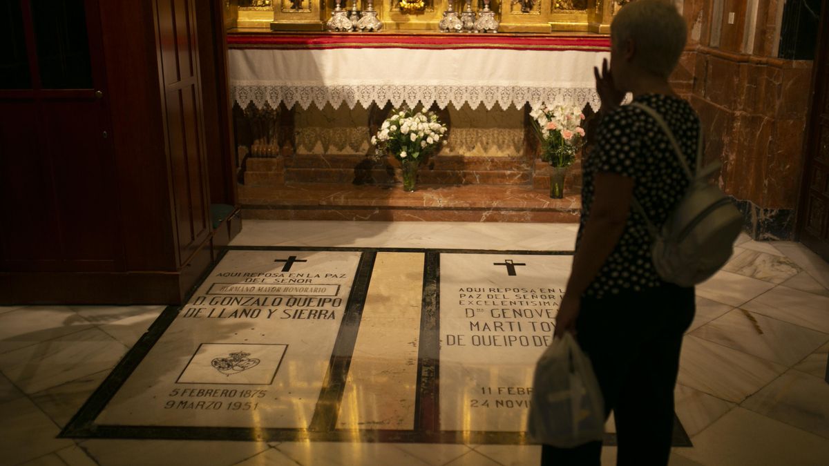 Tumba de Queipo de Llano en una capilla de la basílica de la Macarena.