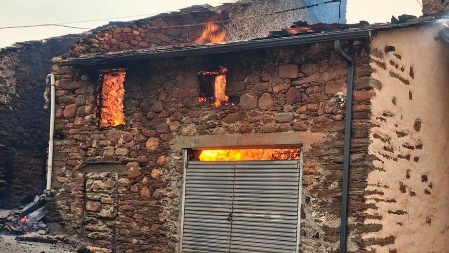 Asciende a nivel 2 el incendio de Paradiña en La Somoza y siguen los fuegos sin tregua en la provincia de León con tres de gravedad activos