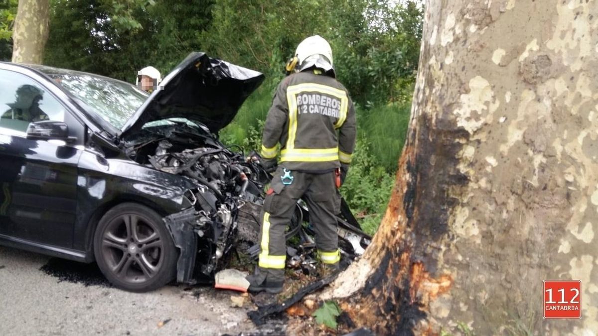 Intervención de los bomberos tras el accidente del vehículo. | PROTECCIÓN CIVIL
