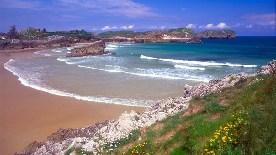 Un hombre fallece ahogado en una playa de la costa oriental asturiana