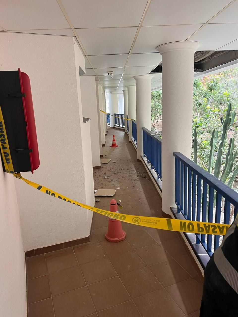 Uno de los pasillos del edificio, precintado por seguridad y con algunos daños tras el desprendimiento.