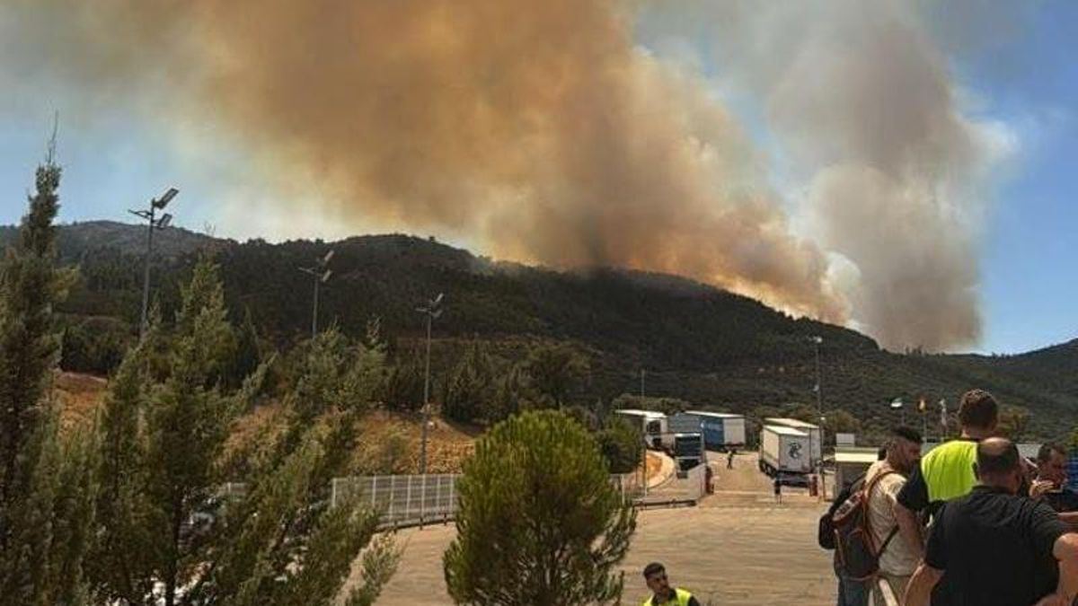 Movilizados 25 medios aéreos y decenas de efectivos ante dos incendios forestales en Herrera del Duque y Tornavacas