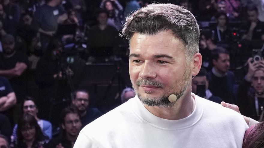 El diálogo que este miércoles mantienen en un acto público el portavoz de ERC en el Congreso, Gabriel Rufián (i), y Emilio Delgado (d), portavoz adjunto de Más Madrid en la asamblea madrileña, protagonizan un acto conjunto sobre la unidad de la izquierda bajo el título 'Disputar el presente para ganar el futuro', este miércoles en Madrid.- EFE/ Borja Sánchez-Trillo