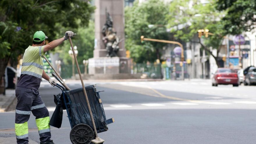 Motosierra al sueldo mínimo: cayó 33% con Milei y es de los más bajos de Latinoamérica