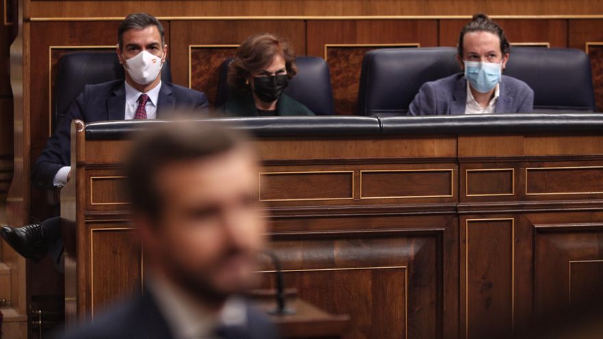 El presidente del Gobierno, Pedro Sánchez, durante la intervención del presidente del PP, Pablo Casado, en la segunda sesión del pleno en el que se debate la moción de censura planteada por Vox, en el Congreso. Madrid (España), a 22 de octubre de 2020.