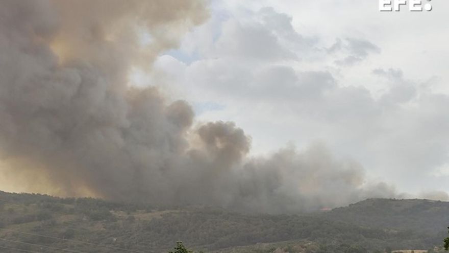 A salvo 19 personas que estaban atrapadas por el fuego en Cabezabellosa (Cáceres)